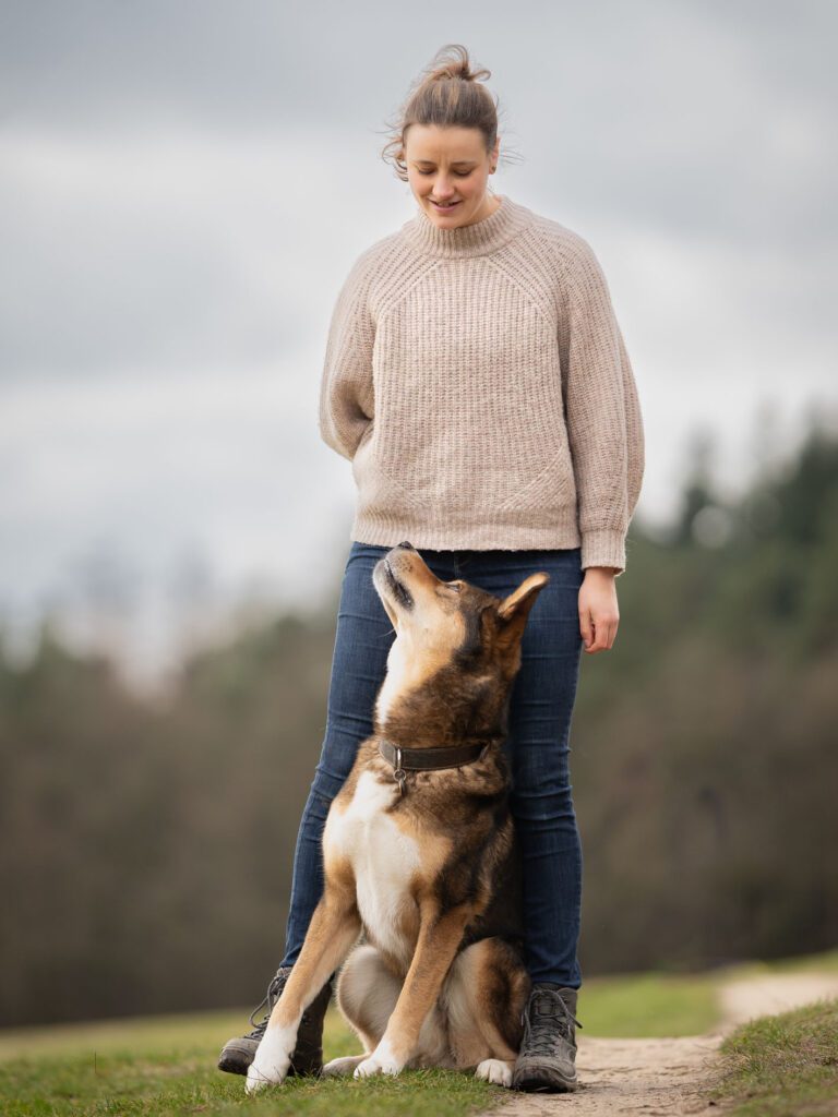 Hundetrainerin mit Akita-Inu-Mix Kompass Hundetraining in Bielefeld
