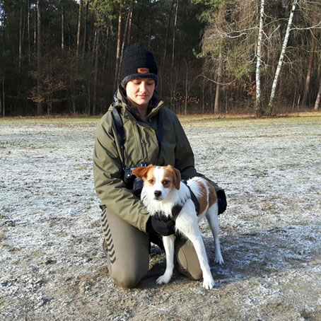 Hundetrainerin mit Mischlingshund Kompass-Hundetraining Medical Training